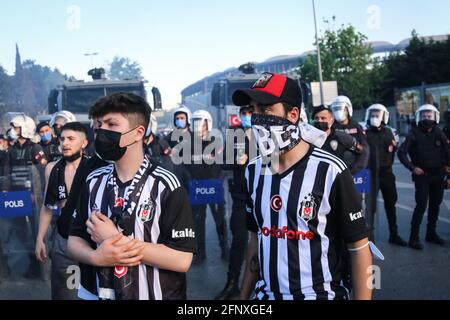 Istanbul, Turchia. 19 maggio 2021. I fan sono visti in attesa della cerimonia dei trofei. La cerimonia di trofeo del campionato turco Super League 2020-2021 Besiktas si è tenuta allo stadio Vodafone. Credit: SOPA Images Limited/Alamy Live News Foto Stock