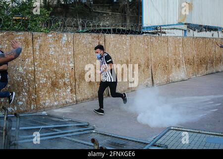 Istanbul, Turchia. 19 maggio 2021. I fan vengono attaccati dalla polizia durante la celebrazione. La cerimonia di trofeo del campionato turco Super League 2020-2021 Besiktas si è tenuta allo stadio Vodafone. Credit: SOPA Images Limited/Alamy Live News Foto Stock