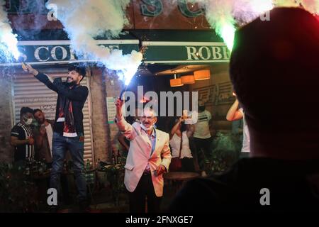 Istanbul, Turchia. 19 maggio 2021. I tifosi tengono in fiamme mentre festeggiano fuori dallo stadio. La cerimonia di trofeo del campionato turco Super League 2020-2021 Besiktas si è tenuta allo stadio Vodafone. Credit: SOPA Images Limited/Alamy Live News Foto Stock