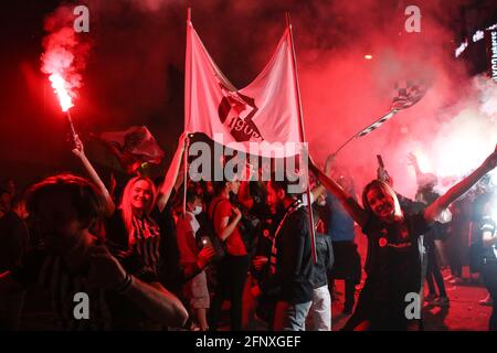 Istanbul, Turchia. 19 maggio 2021. I tifosi tengono in fiamme mentre festeggiano fuori dallo stadio. La cerimonia di trofeo del campionato turco Super League 2020-2021 Besiktas si è tenuta allo stadio Vodafone. Credit: SOPA Images Limited/Alamy Live News Foto Stock