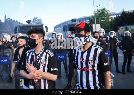 Istanbul, Turchia. 19 maggio 2021. I fan sono visti in attesa della cerimonia dei trofei. La cerimonia di trofeo del campionato turco Super League 2020-2021 Besiktas si è tenuta allo stadio Vodafone. (Foto di Hakan AKGUN/SOPA Images/Sipa USA) Credit: Sipa USA/Alamy Live News Foto Stock