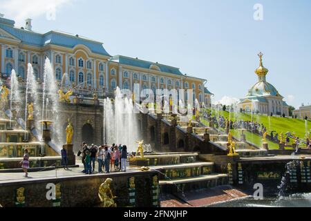 Peterhof, Russia: 16 luglio 2016 - il parco del palazzo. Celebrazione dell'apertura delle fontane. Turisti che visitano il punto di riferimento di San Pietroburgo. Foto Stock