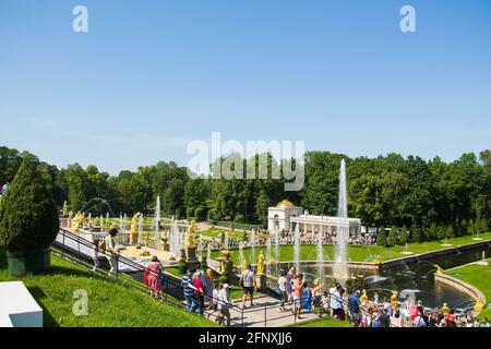 Peterhof, Russia: 16 luglio 2016 - il parco del palazzo. Celebrazione dell'apertura delle fontane. Turisti che visitano il punto di riferimento di San Pietroburgo. Foto Stock