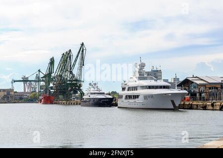 Varna, Bulgaria, 15 maggio 2021. Il charter yacht Mustique nel porto di Varna, Bulgaria. Due yacht di lusso ormeggiati al molo in una giornata primaverile. Foto Stock