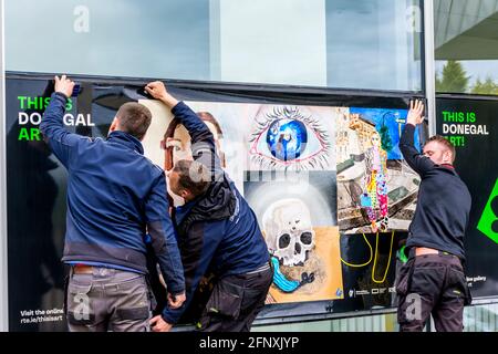 Letterkenny, Contea di Donegal, Irlanda. 19 maggio 2021. I lavoratori del Centro Culturale Letterkenny (LCC) hanno messo dei poster pubblicitari per promuovere l'apertura del centro artistico regionale, chiuso da oltre un anno a causa della pandemia del Covid-19. Foto Stock