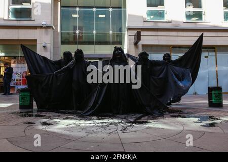 Londra, Regno Unito. 19 maggio 2021. Estinzione ribellione protesta fuori dagli uffici INEOS a Knightsbridge. Credito: Waldemar Sikora Foto Stock