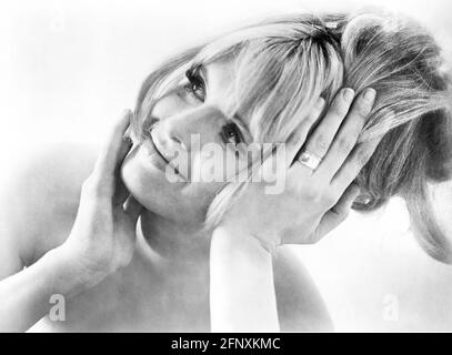 Carol White, Head and Behspalla Pubblicità Ritratto per il British Film, 'Poor Cow', Anglo-Amalgamated (UK release), National General Pictures (USA release), 1967 Foto Stock