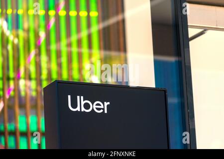 Uber firma presso la sede mondiale di Uber Technologies nel distretto di Mission Bay - San Francisco, California, USA - 2021 Foto Stock