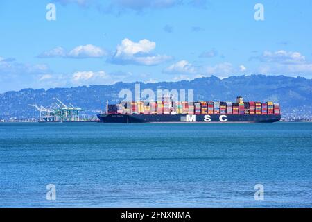 MSC Mirja container nave completamente caricato con contenitori colorati è ancorato a San Francisco Bay in attesa di attraccare al porto di Oakland - Oakland, Cali Foto Stock