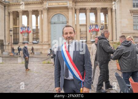 Parigi : Manif des policiers devant l’Assemblée Nationale, le Porte-parole et Député Sébastien Chenu du parti R N présent pour soutenir le mouvement. Foto Stock