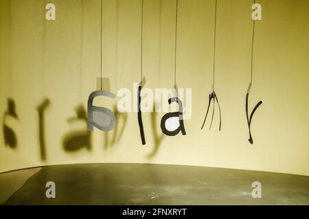 Le lettere appese ai fili formano, in un certo disordine, il logo Alamy. Foto Stock