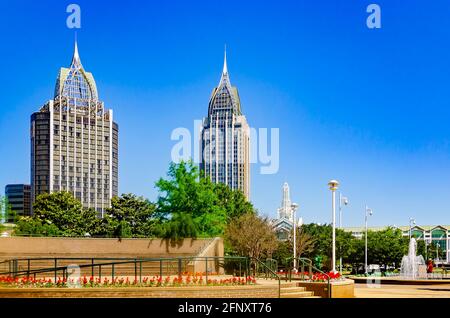 Il Renaissance Riverview Plaza, la RSA Battle House Tower e l'Arthur R. Outlaw Convention Center sono raffigurati dal Cooper Riverside Park di Mobile, Ala. Foto Stock
