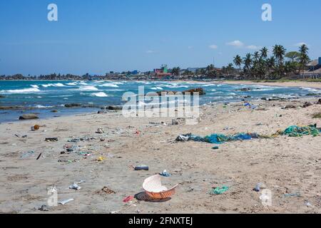 I rifiuti si sono sparsi e lavati su Uppuveli Beach, Trincomalee, Sri Lanka Foto Stock