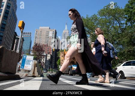 New York, Stati Uniti. 19 maggio 2021. I pedoni attraversano la strada a New York, Stati Uniti, 19 maggio 2021. Lo Stato di New York è entrato in un nuovo periodo di riapertura mercoledì con l'abolizione di molteplici restrizioni di capacità e l'entrata in vigore di nuove linee guida sulle maschere e le misure di allontanamento sociale. Credit: Michael Nagle/Xinhua/Alamy Live News Foto Stock