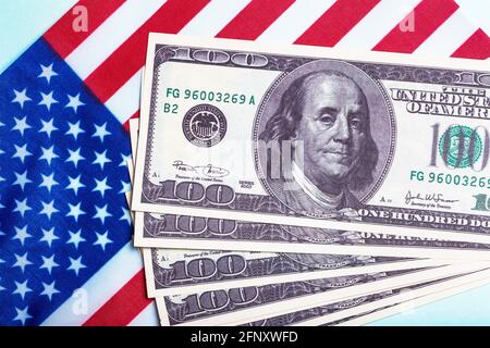 USA dollari di fondo. Piano di salvataggio americano, programma di soccorso degli Stati Uniti, controllo degli stimoli e concetto di Act of 2021. Soldi, affari, profitto e idea di sostentamento. Foto di alta qualità Foto Stock