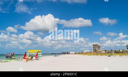 Le persone che si godono la sabbia bianca di St. Pete Beach Florida in una bella giornata Foto Stock