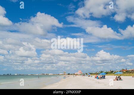 Le persone che si godono la sabbia bianca di St. Pete Beach Florida in una bella giornata Foto Stock