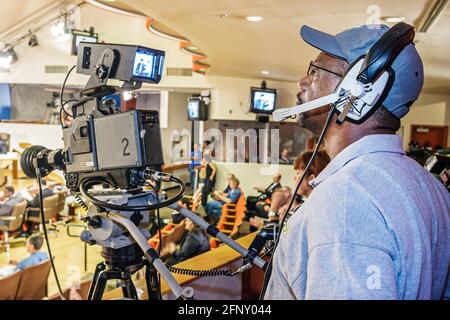 Miami Florida, riunione del Consiglio di Educazione, uomo nero uomo maschio macchina fotografica operatore televisione via cavo, Foto Stock