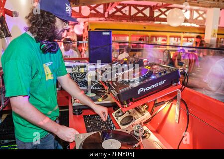 Miami Florida,The Pawn Shop night club night,dee jay dj disc jockey riproduzione musica dischi danza,sistema audio uomo maschio, Foto Stock