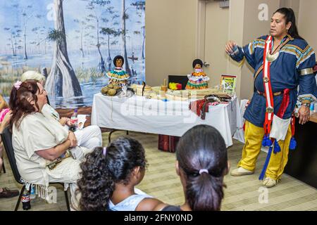 Florida Hollywood ft. Fort Lauderdale, Seminole Hard Rock Casino Hotel & Resort, Native American Okalee Indian Village storyteller uomo audi Foto Stock