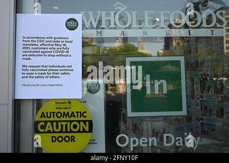 Una nota pubblicata all'ingresso di Whole Foods Market in Union Square dice che i clienti che sono completamente vaccinati possono fare acquisti senza indossare una maschera, come New York City riapre ufficialmente, sollevare il mandato maschera per le persone che sono completamente vaccinate, E 100% di capacità per uffici, ristoranti, palestre e musei, New York, NY, 19 maggio 2021. Whole Foods ha pubblicato che le persone che sono vaccinate possono fare acquisti senza maschere. Alle persone che non sono ancora completamente vaccinate verrà chiesto di seguire il sistema d'onore, di tenere le maschere e mantenere le distanze sociali. (Foto di Anthony Behar/Sipa USA) Foto Stock