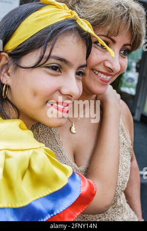 Miami Florida,Dade College Wolfson Miami Book Fair International,Colombia Pavilion ragazza ispanica vestita da ballo che abbraccia la madre, Foto Stock