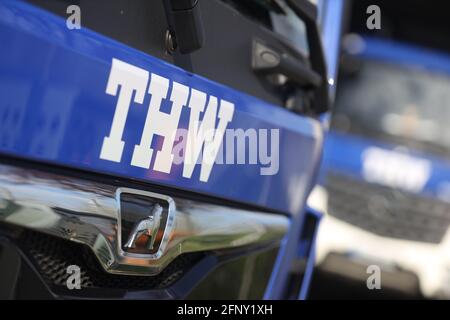 Rostock, Germania. 19 maggio 2021. Visualizzazione di una scritta dell'Agenzia federale tedesca per il soccorso tecnico (THW) sul nuovo carrello di comando e comunicazione. Il carrello, lungo poco meno di nove metri, funge da centro di telecomunicazioni per un centro di controllo operativo ed è un ufficio mobile per le forze di emergenza senior. Entro il prossimo anno, altri 15 di questi veicoli saranno prodotti e consegnati a livello nazionale. Credit: Danny Gohlke/dpa/Alamy Live News Foto Stock