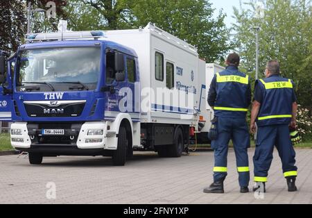 Rostock, Germania. 19 maggio 2021. Due membri dell'Agenzia Federale tedesca per il Soccorso tecnico (THW) di Rostock esamineremo un nuovo camion di comando e comunicazione. Il carrello, lungo poco meno di nove metri, funge da centro di telecomunicazioni per un centro di controllo operativo ed è un ufficio mobile per le forze di emergenza senior. Entro il prossimo anno, altri 15 di questi veicoli saranno prodotti e consegnati a livello nazionale. Credit: Danny Gohlke/dpa/Alamy Live News Foto Stock