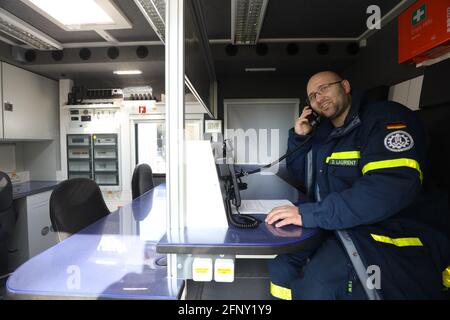 Rostock, Germania. 19 maggio 2021. Telecommunicator David Laurent dell'Agenzia federale tedesca per il Soccorso tecnico (THW) di Rostock è presente nel nuovo camion di comando e comunicazione. Il carrello, lungo poco meno di nove metri, funge da centro di telecomunicazioni per un centro di controllo operativo ed è un ufficio mobile per le forze di emergenza senior. Entro il prossimo anno, altri 15 di questi veicoli saranno prodotti e consegnati a livello nazionale. Credit: Danny Gohlke/dpa/Alamy Live News Foto Stock