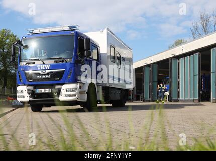 Rostock, Germania. 19 maggio 2021. Un nuovo carrello di comando e comunicazione è parcheggiato nei locali dell'Agenzia federale per il soccorso tecnico (THW). Il carrello, lungo poco meno di nove metri, funge da centro di telecomunicazioni per un centro di controllo operativo ed è un ufficio mobile per le principali forze di emergenza. Entro il prossimo anno, altri 15 di questi veicoli saranno prodotti e consegnati a livello nazionale. Credit: Danny Gohlke/dpa/Alamy Live News Foto Stock