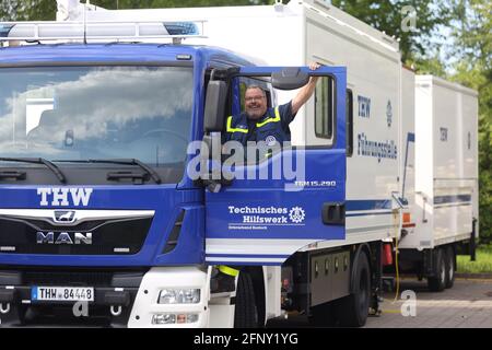 Rostock, Germania. 19 maggio 2021. Il driver Torsten Braun dell'Agenzia Federale tedesca per il Soccorso tecnico (THW) di Rostock guarda fuori da un nuovo camion di comando e di comunicazione. Il carrello, lungo poco meno di nove metri, funge da centro di telecomunicazioni per un centro di controllo operativo ed è un ufficio mobile per le forze di emergenza senior. Entro il prossimo anno, altri 15 di questi veicoli saranno prodotti e consegnati a livello nazionale. Credit: Danny Gohlke/dpa/Alamy Live News Foto Stock