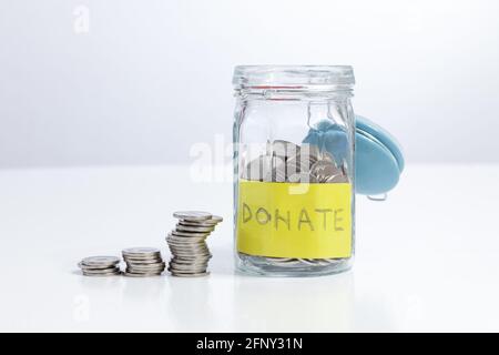 Donare il vaso con il pacco di denaro Foto Stock