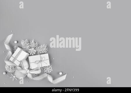 Sfondo di Natale con tre scatole regalo su fondo grigio pieno Foto Stock