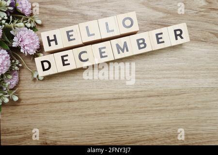 Ciao dicembre lettere alfabetiche su sfondo di legno Foto Stock