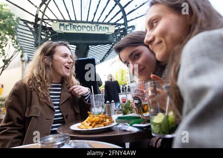 Le persone si siedono sulle terrazze esterne accanto alla stazione della metropolitana Chatelet, a Parigi, il 19 maggio 2021, come caffè, ristoranti e altre imprese riaperto come parte di un allentamento a livello nazionale a causa della pandemia Covid-19. I francesi hanno fatto la loro strada di ritorno ai caffè e hanno preparato le lunghe attese visite ai cinema e ai musei mentre il paese ha allentato le restrizioni in un ritorno alla semi-normalità dopo oltre sei mesi di Covid-19 Curbs.cafè e ristoranti con terrazze o giardini sul tetto possono ora offrire ristoranti all'aperto, nella seconda fase di un piano di blocco-sollevamento che dovrebbe culminare in una riapertura completa Foto Stock