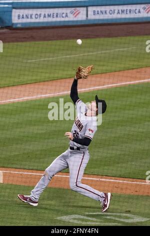 Arizona Diamondbacks primo baseman Pavin Smith (26) cattura una palla fallo durante una partita di MLB contro i Los Angeles Dodgers, Martedì, 18 maggio 2021, in L. Foto Stock