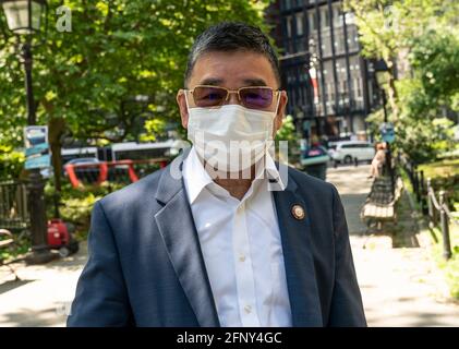 New York, NY - 19 maggio 2021: Peter Koo, membro del consiglio comunale, partecipa al rally del candidato mayoral Eric Adams con sostenitori e funzionari eletti al City Hall Park Foto Stock