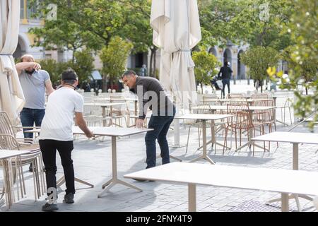 I camerieri preparano terrazze il 19 maggio 2021 a Nizza, nel sud della Francia. Bar, negozi e spazi culturali in tutta la Francia hanno riaperto le loro porte, mentre il paese inizia a revocare le restrizioni volte a prevenire la diffusione del coronavirus. Da mercoledì, i gruppi fino a sei persone possono mangiare insieme nelle terrazze del ristorante all'aperto. Il coprifuoco nazionale della Francia è stato anche spinto indietro dalle 19:00 alle 21:00. Foto di Lucie Choquet/ABACAPRESS.COM Foto Stock