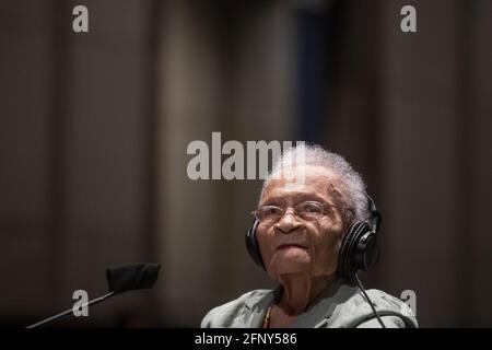 Viola Fletcher, il più antico sopravvissuto vivente del massacro di Tulsa Race ascolta suo fratello Hughes Van Ellis, un sopravvissuto al massacro di Tulsa Race e veterano della seconda guerra mondiale, dare la sua testimonianza come appaiono davanti a un Comitato della Camera sul potere giudiziario; Sottocommissione sulla Costituzione, i diritti civili e le libertà civili âÂ audizione ÂœContinuing€MassacreâÂ Injustice: Il centenario della corsa Tulsa-Greenwood Â€19 presso il Campidoglio degli Stati Uniti a Washington, DC, USA, mercoledì maggio, 2021. Foto di Rod Lamkey/CNP/ABACAPRESS.COM Foto Stock