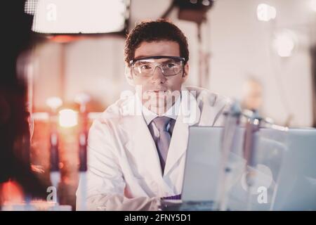 Ritratto di un ingegnere nel suo ambiente di lavoro. Foto Stock