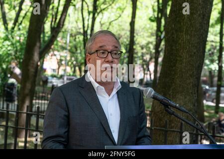 New York, NY - 19 maggio 2021: Il candidato Mayoral Scott Stringer ha fatto una proposta per installare i servizi igienici pubblici portatili in tutti i parchi e parchi giochi a Bellevue South Park Foto Stock