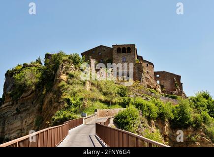 Veduta di Civita di Bagnoregio , centro storico dell'Italia centrale fondato dagli Etruschi , è conosciuta come la Città che muore, la città morente, nello straniero Foto Stock