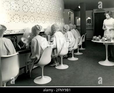 Cosmetici, salone di bellezza, fine anni '60, DIRITTI-AGGIUNTIVI-CLEARANCE-INFO-NON-DISPONIBILE Foto Stock