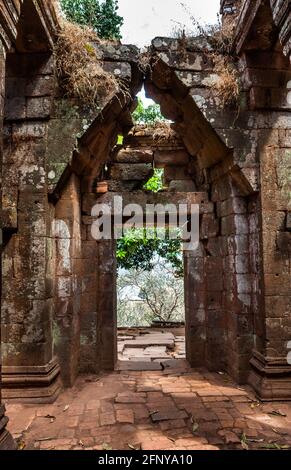 Ingresso in pietra nel santuario superiore del complesso Wat Phu, patrimonio dell'umanità dell'UNESCO nella provincia di Champasak, Lao PDR Foto Stock