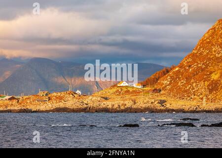 Costa rocciosa al tramonto in Norvegia Foto Stock