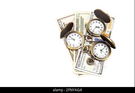 Tre orologi da tasca antichi e bollette del dollaro isolato su bianco. Il tempo è concetto di denaro. Foto Stock