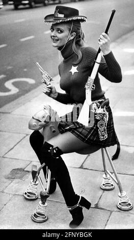 Moda, anni '70, la moda del ladie, modello in stile cowboy, indossando miniskirt e stivali a ginocchio, DIRITTI AGGIUNTIVI-CLEARANCE-INFO-NON-DISPONIBILE Foto Stock