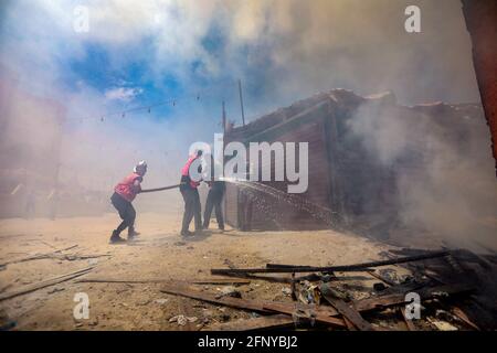 Il fumo aumenta a seguito di attacchi aerei israeliani su un edificio. Gaza. Foto Stock