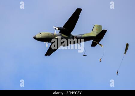 Paracadutisti militari che saltano da un aereo tedesco C-160 Transall durante l'operazione Falcon Leap. Veluwe, Paesi Bassi - Set Foto Stock