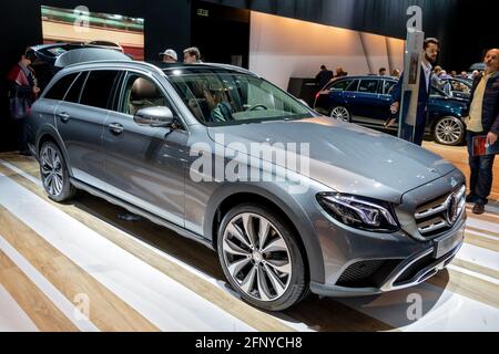 Mercedes Benz E220d station wagon car presentata al Salone dell'Autosalon di Bruxelles. Belgio - 19 gennaio 2017 Foto Stock